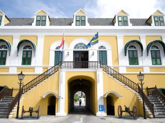 Ministro Arthur Dowers di bishita cerca Gobernador di Corsou