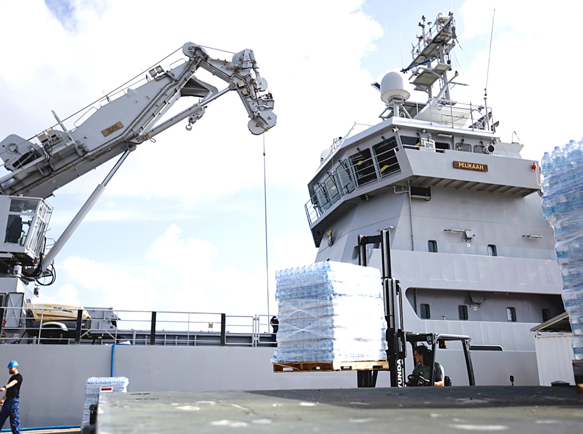 Barco Hulandes Zr.Ms. Pelikaan a transporta awa di bebe pa area afecta pa desaster na Venezuela