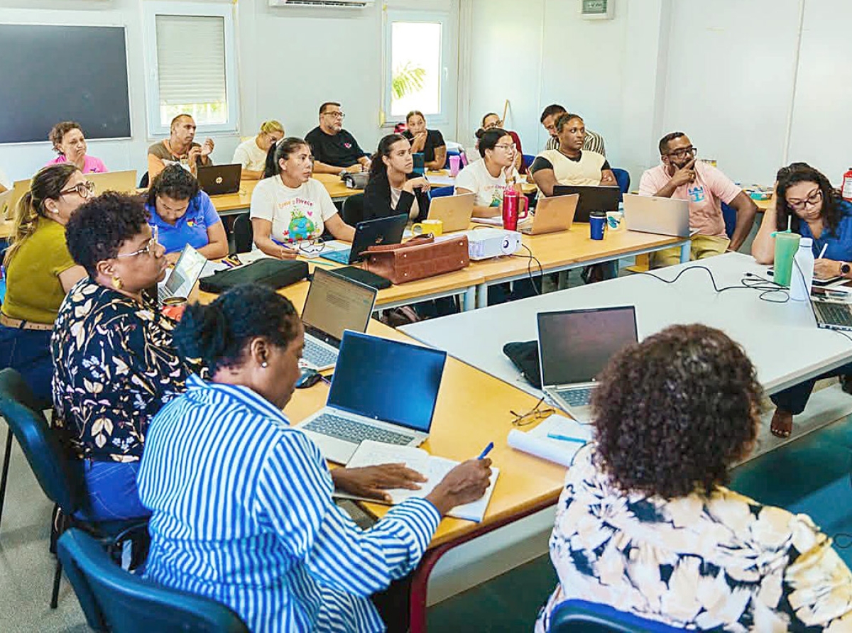 Team di Scol Basico Dornasol ricibiendo curso specialisa den autismo