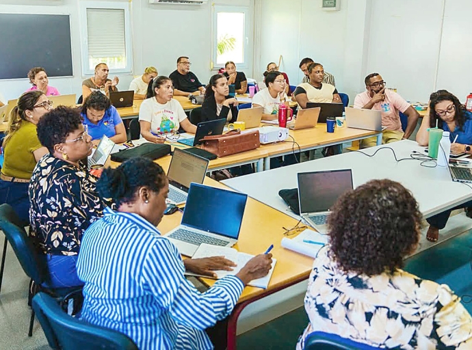 Team di Scol Basico Dornasol ricibiendo curso specialisa den autismo