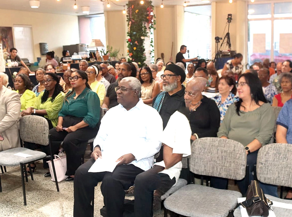 Presentacion di e buki “St. Eustatius: Restoring Our Ties” di Dr. Artwell Cain