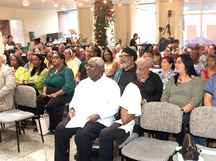 Presentacion di e buki “St. Eustatius: Restoring Our Ties” di Dr. Artwell Cain