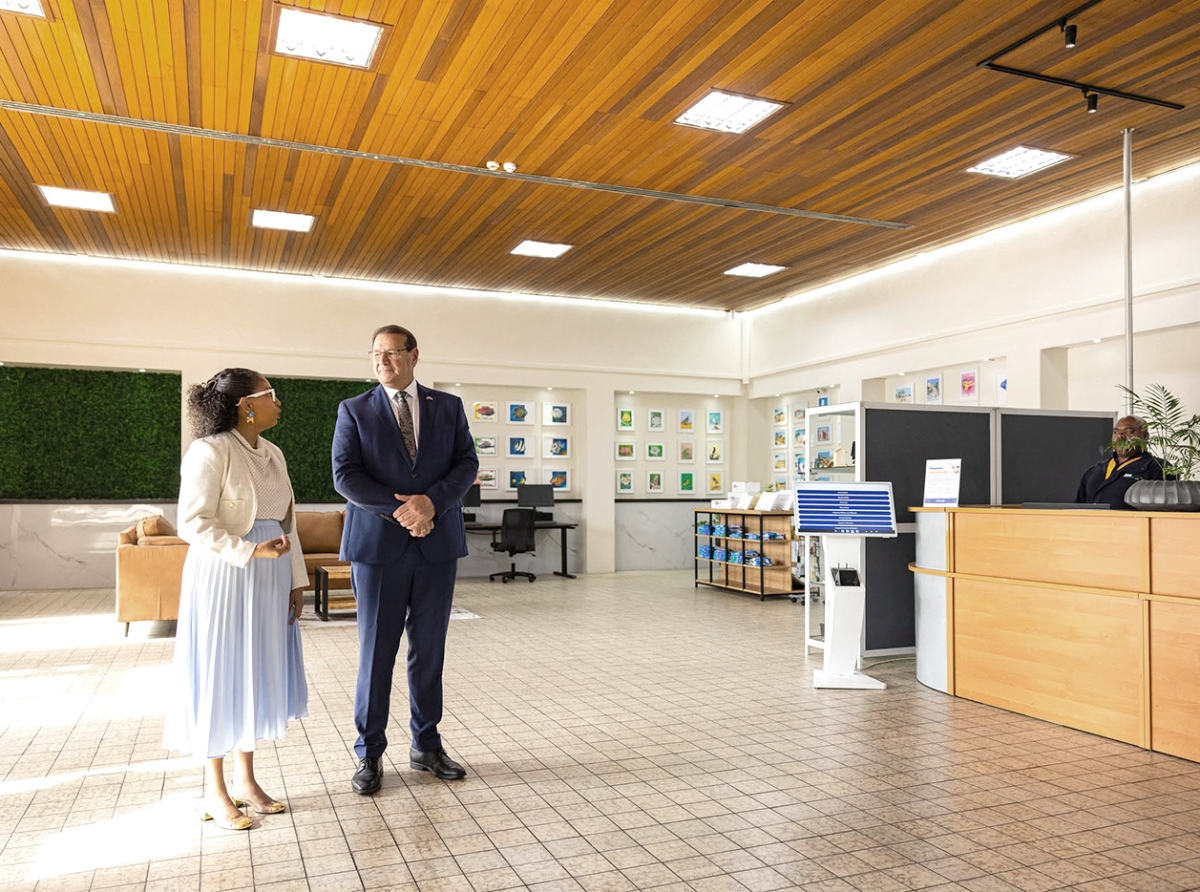 Gobernador a bay haci bishita na Servicio di Post Aruba NV