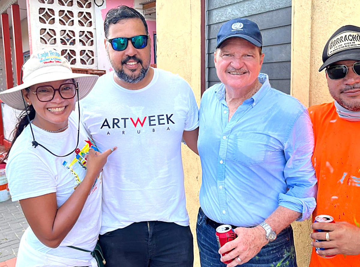 Trabao boluntario ta uni comunidad durante preparacionnan pa Art Week Aruba