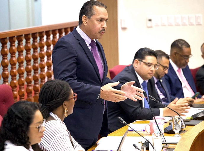 Parlamentario Ing. Carlos Bermudez a start aña parlamentario nobo cu enfasis riba transporte, derecho laboral y infrastructura