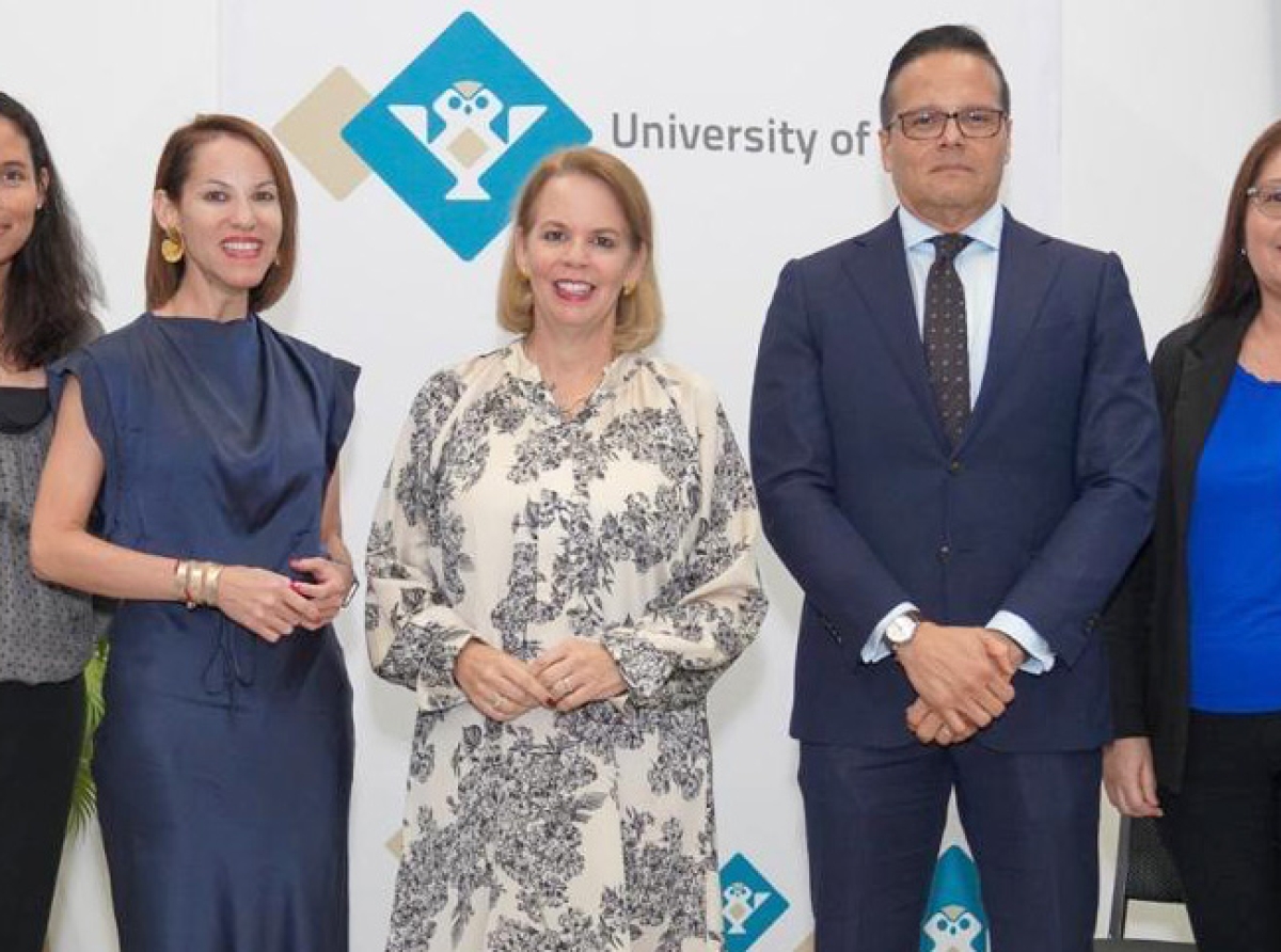 Evelyn Wever-Croes a felicita Marcel Daniëls cu Condecoracion Real