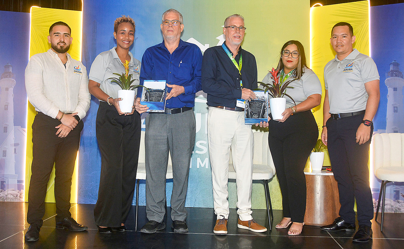 Premio a bay pa Stanley y Clayton Brown como tambe Rudolph Kok y Cindy Ruittemanz
