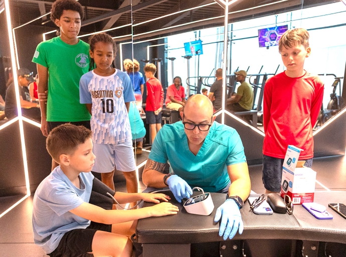 Dokter Miguel Genser a test atletanan di Taekwondo Team Aruba