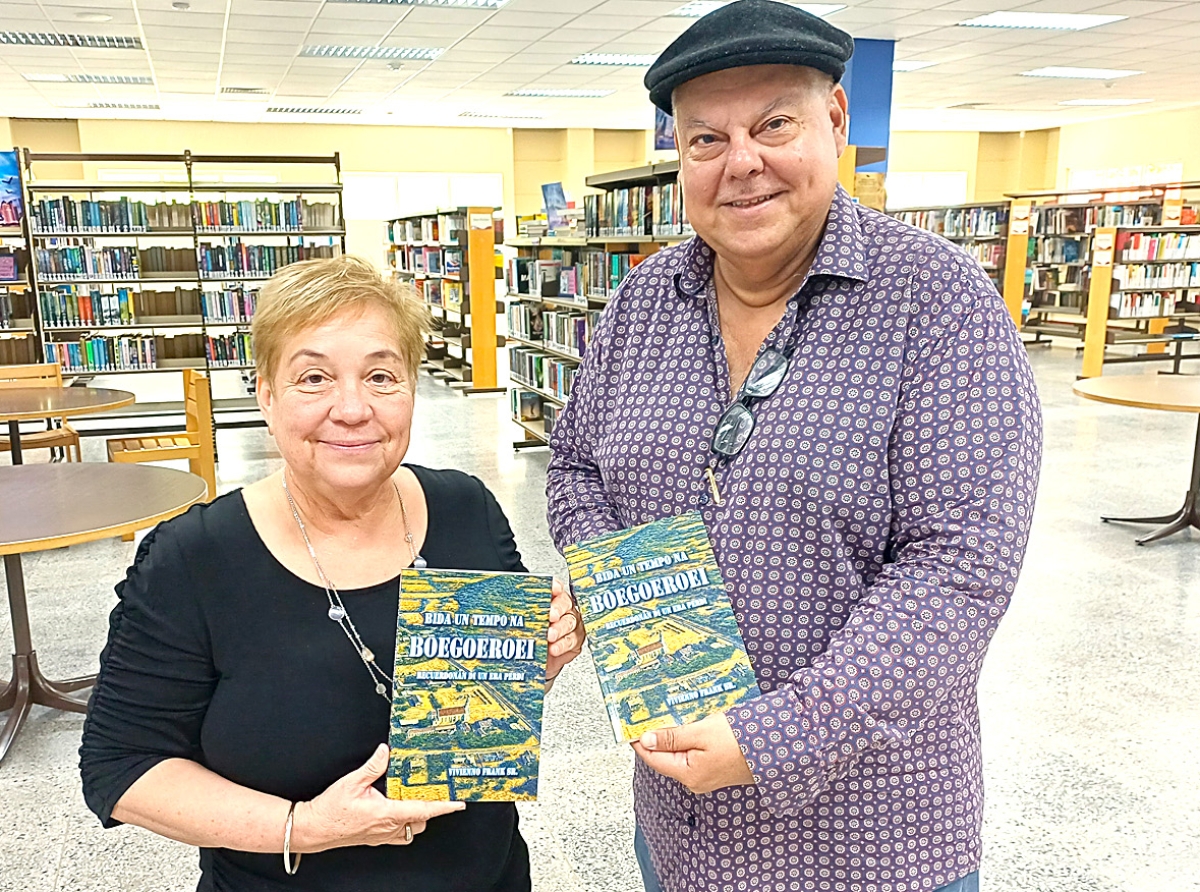 Buki di ‘Bida un tempo na Boegoeroei’ entrega na Biblioteca
