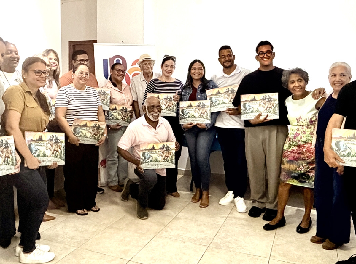 Fundacion Lanta Papiamento cu entrega di buki na docentenan di Papiamento