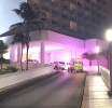 A topa cu dama turista sin bida den su camber di hotel