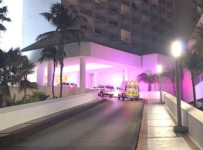 A topa cu dama turista sin bida den su camber di hotel