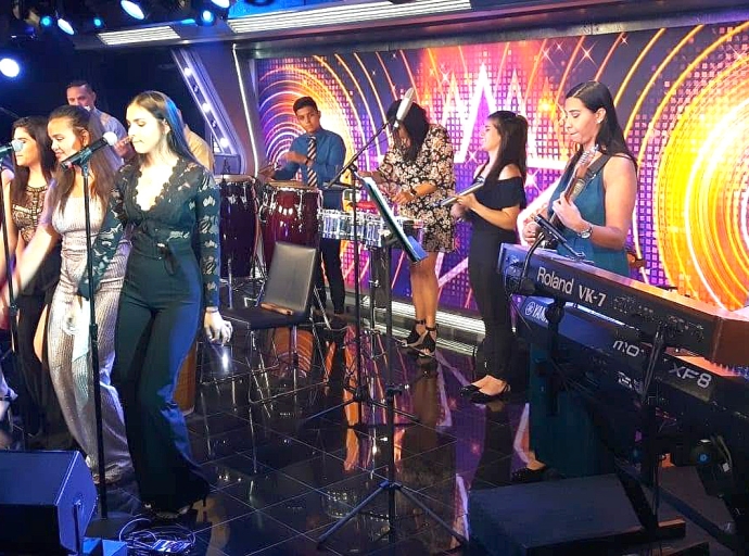 Melodia celebrando 15 aña lo tin concierto dedica na Maybeline Arends-Croes