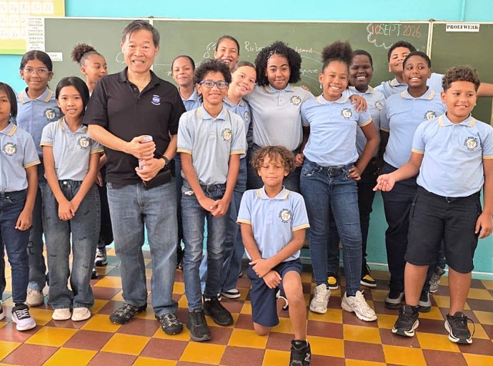 Edward Cheung a bishita tres klas di Colegio Santa Filomena