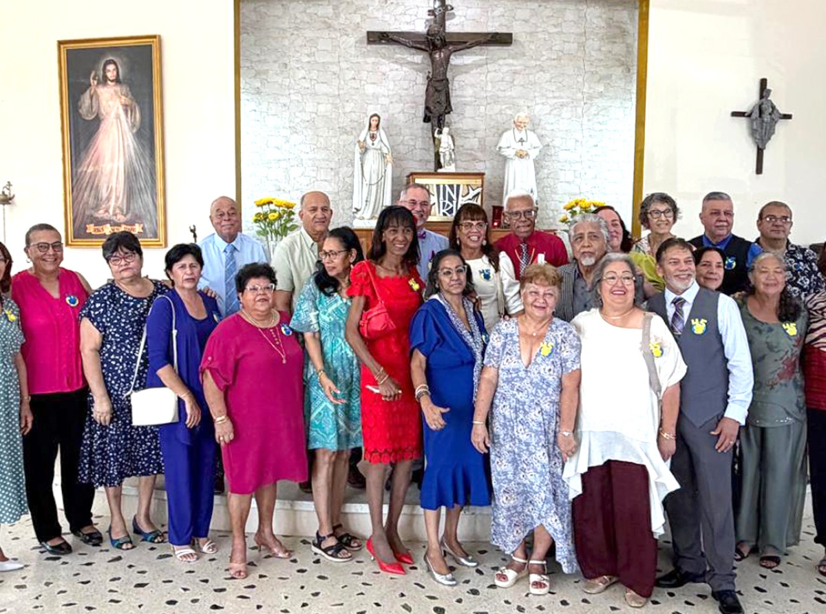 Maestronan di ex-Academia Pedagogico Arubano a haci un donacion special na Fundacion Muchila Creativo