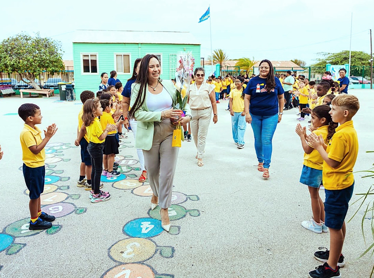 Ministro di Enseñanza a bishita Pius X School y Scol Paso pa Futuro