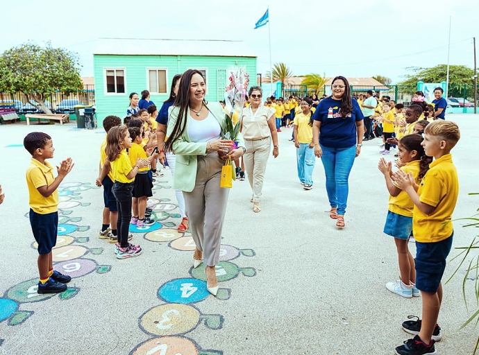 Ministro di Enseñanza a bishita Pius X School y Scol Paso pa Futuro