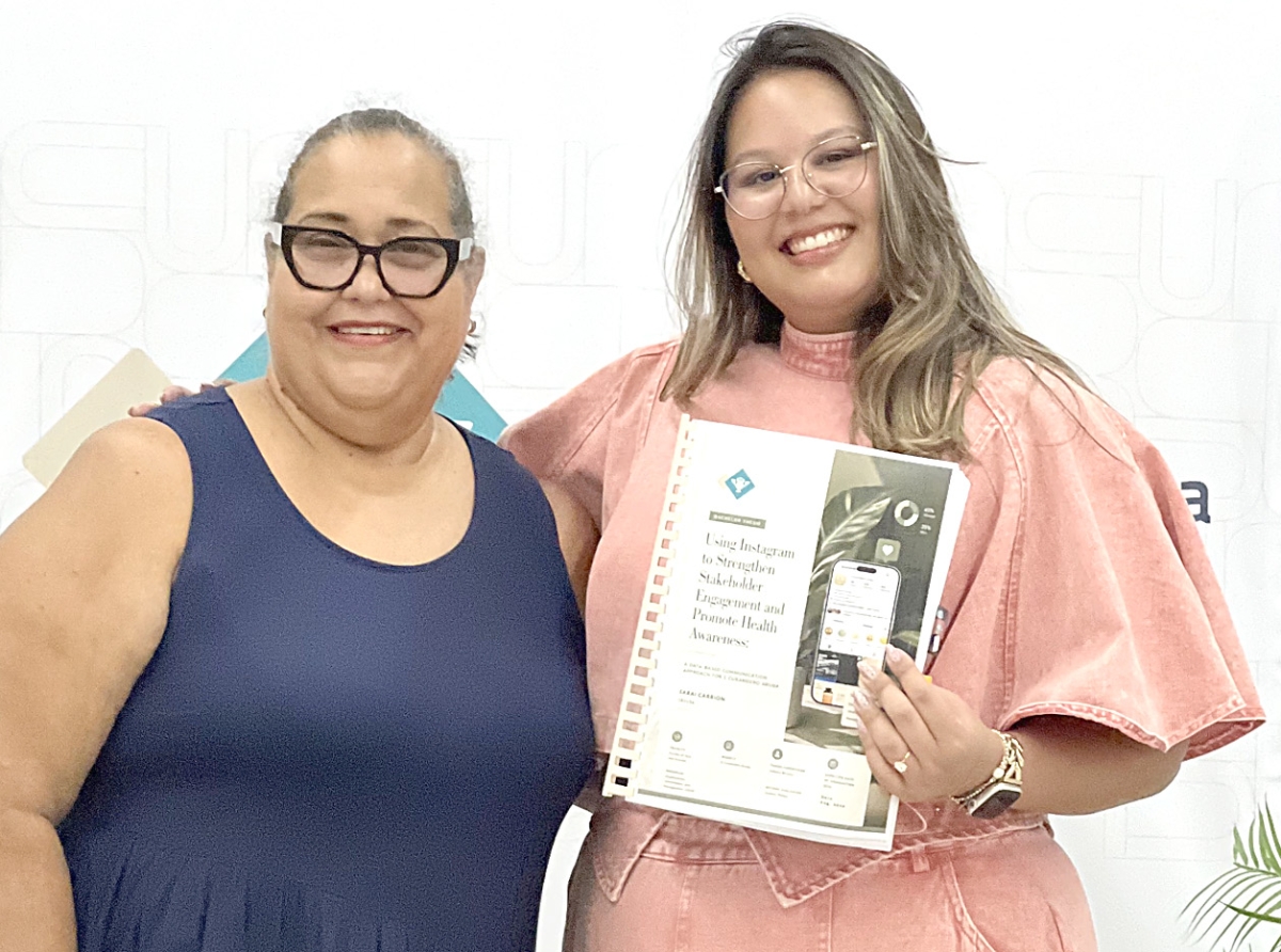 Sarai Carrion a gradua como Bachelor den Organization, Governance and Management