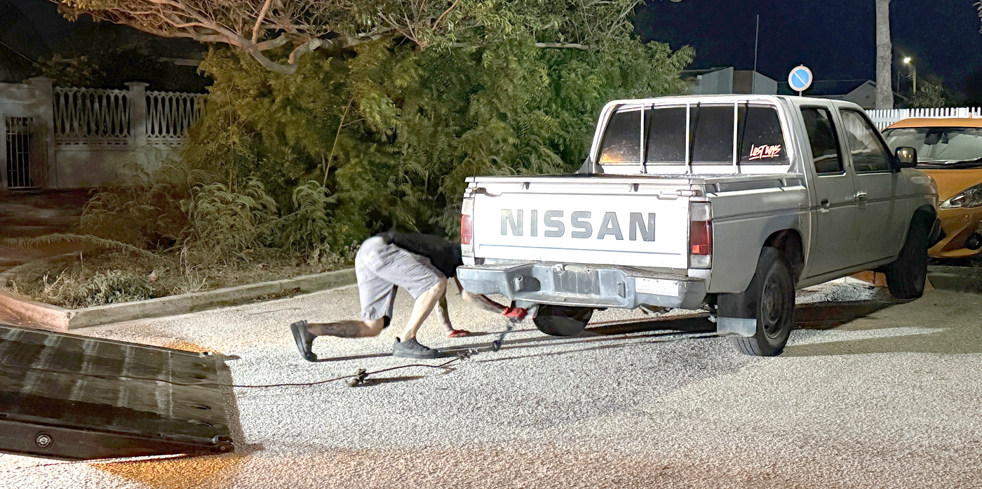 Trio di mucha a uza Pickup horta pa a bay cu e Motorcycle