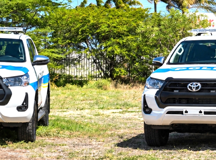 Minister Dowers a entrega e prome vehiculonan nobo na Cuerpo Policial di Aruba