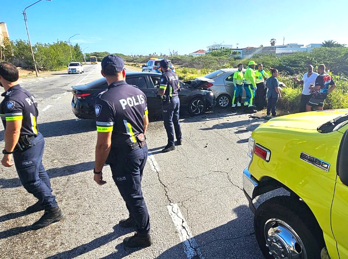 Dos V-auto a dal den otro Diadomingo mainta riba Avenida Nelson Oduber