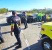 Dos V-auto a dal den otro Diadomingo mainta riba Avenida Nelson Oduber