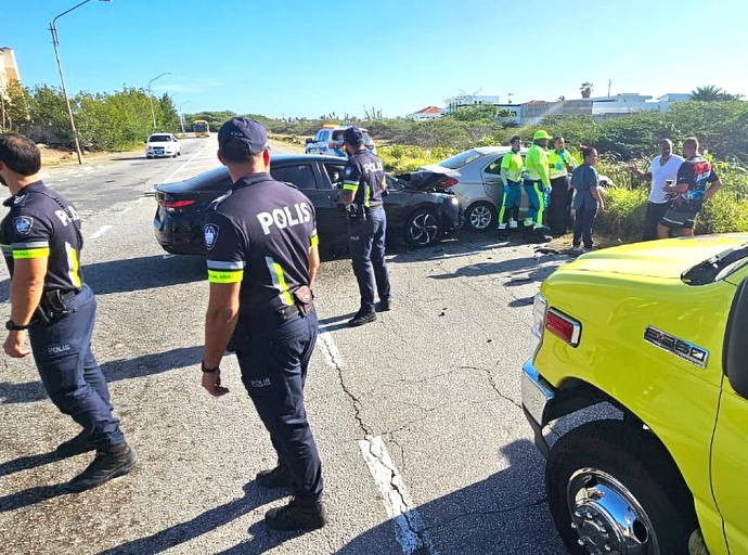 Dos V-auto a dal den otro Diadomingo mainta riba Avenida Nelson Oduber