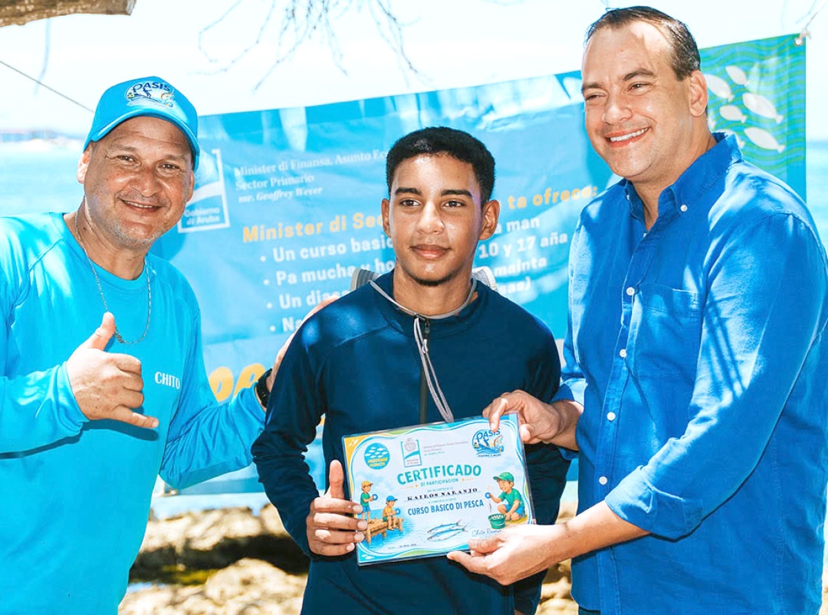 Otro grupo feliz di Programa Piskechi a ricibi certificado