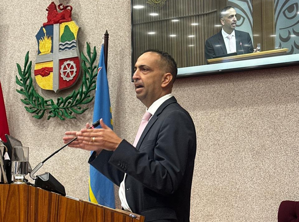 Dobel standard di Gobierno den trato entre profesionalnan local y di exterior