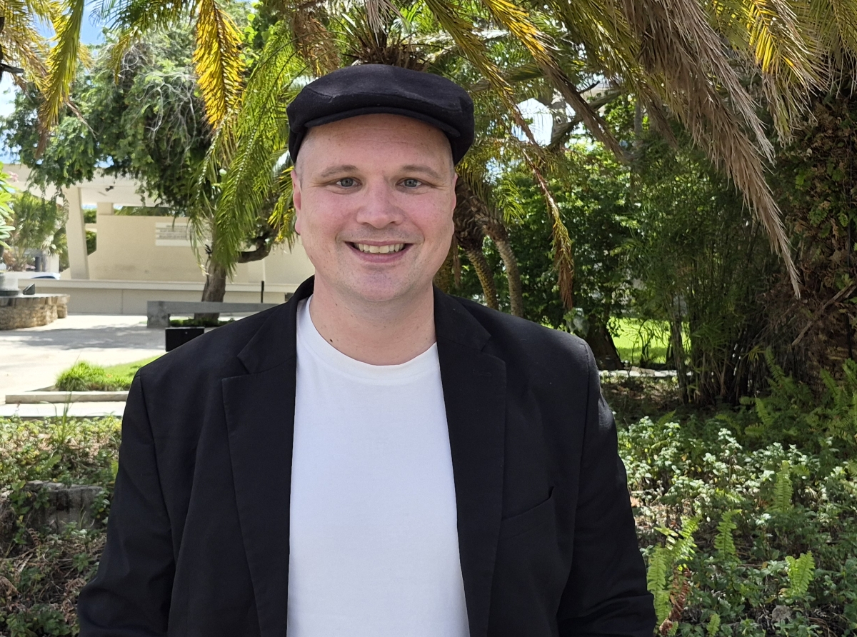 Vincent Smit ta un orador den e Caribbean Journalism Seminar cu ta tuma luga awenochi