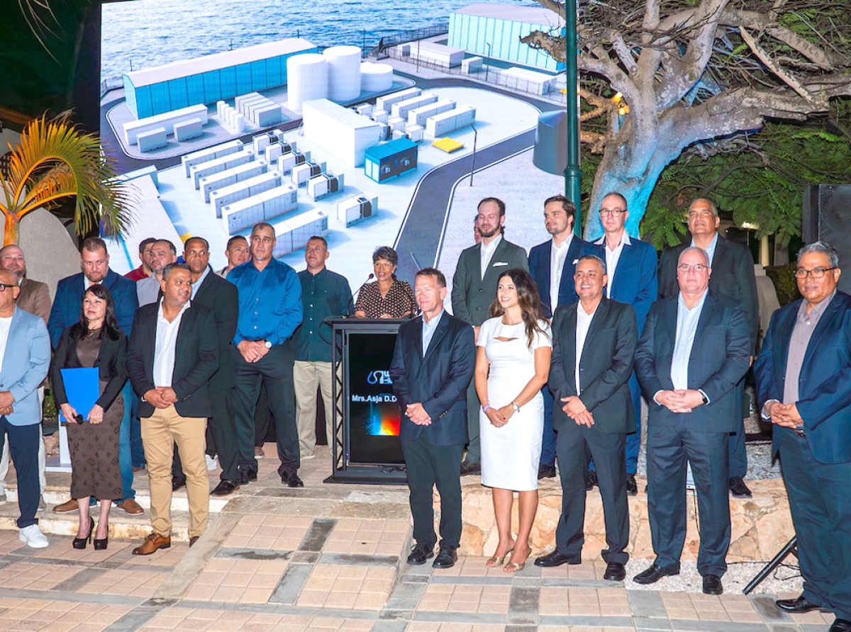 Minister Herde bisando cu BESS II ta haci e ambicion energetico di Aruba bira un realidad