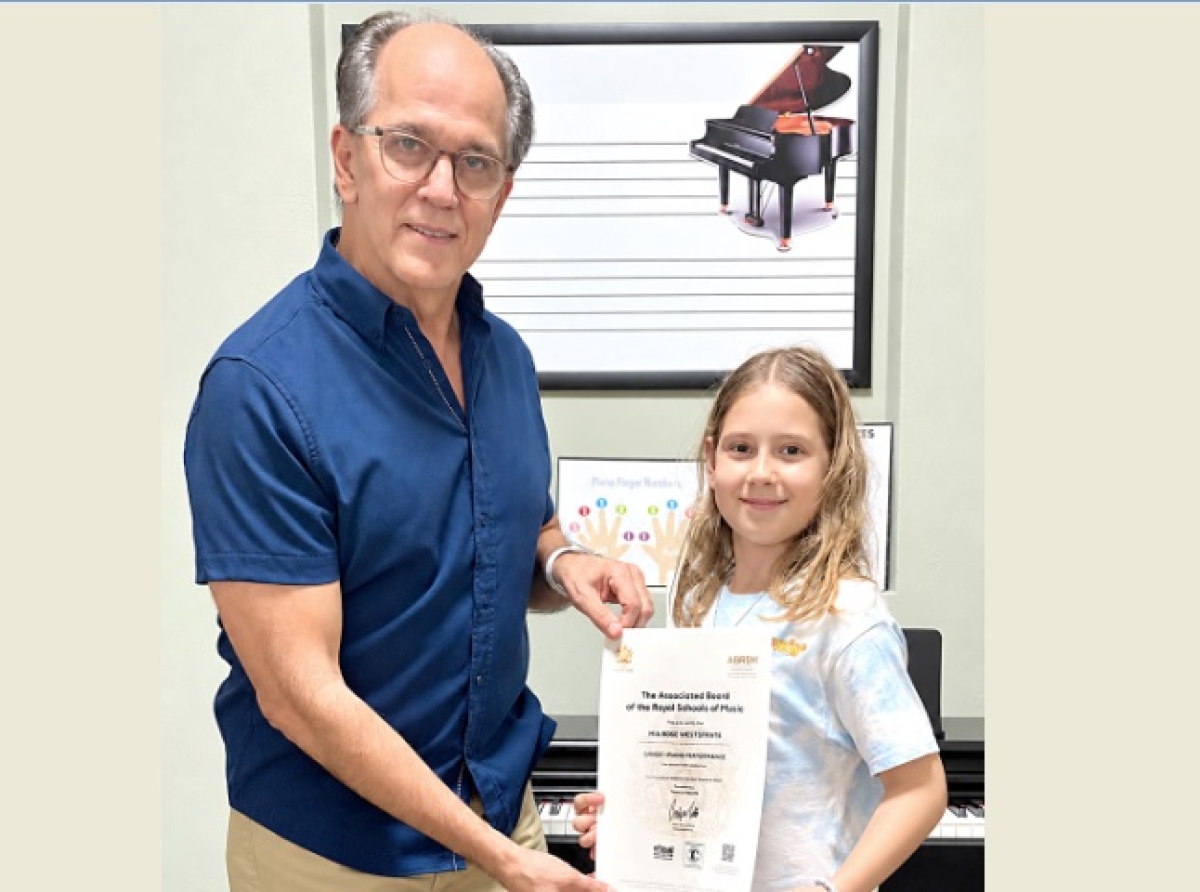 Studiante di Allegro Piano Studio a logra Distincion den examen internacional di piano na ABRSM