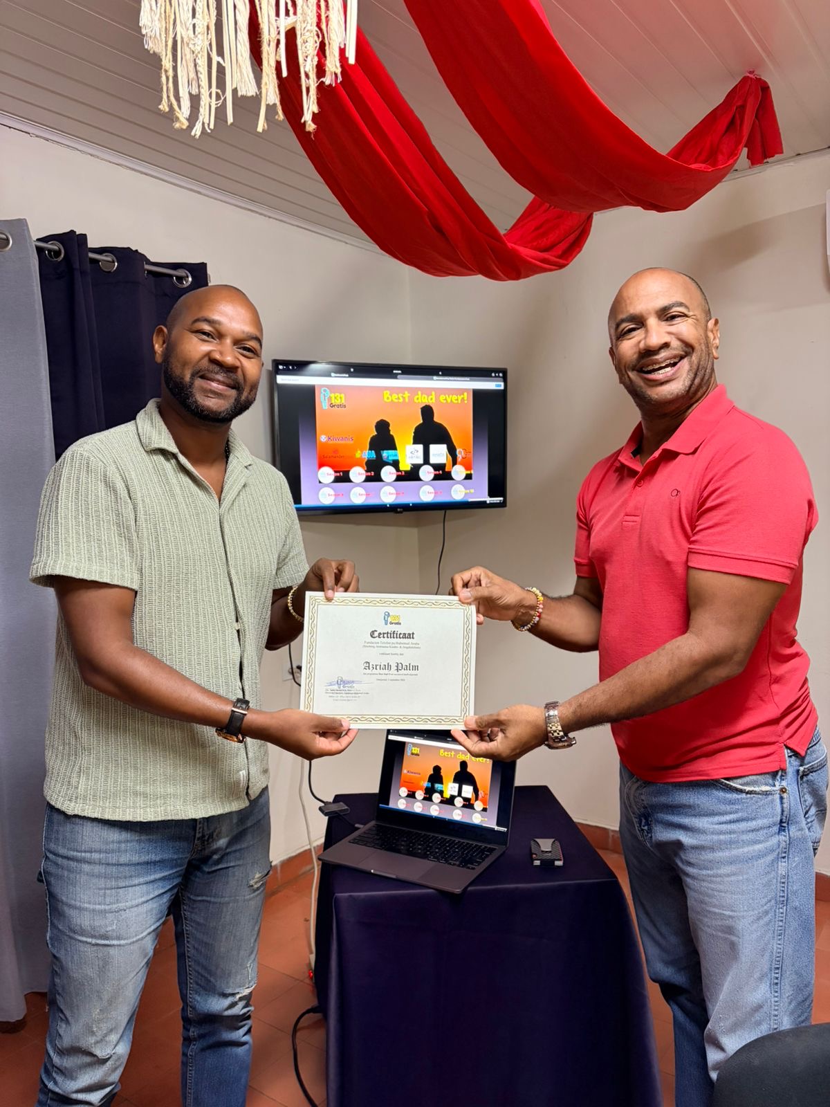 Mas Tata ta termina seminario organisa pa 131 'Best Dad Ever'