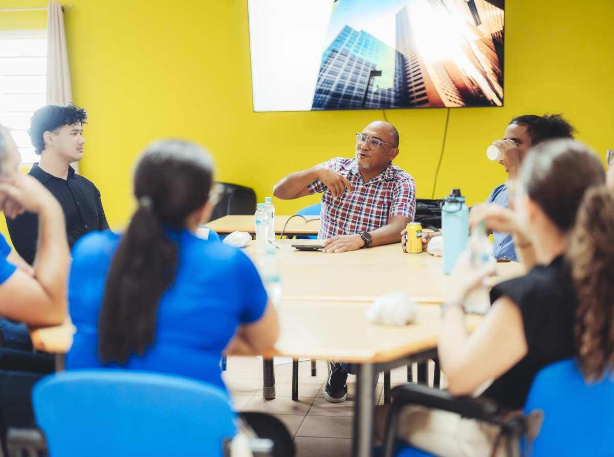 ELMAR ta haci un donacion di computers na EPB San Nicolas