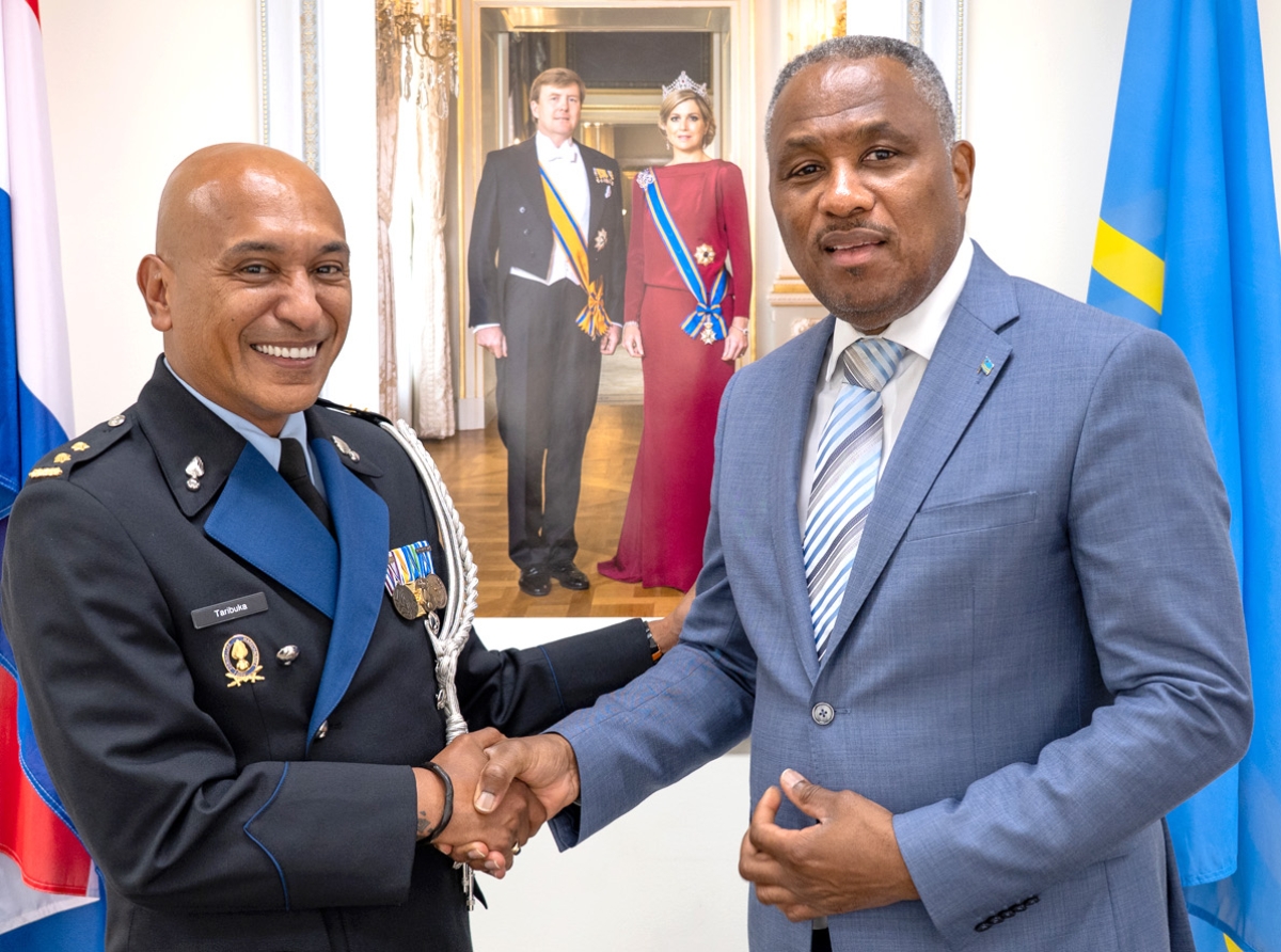Ministro Dowers a ricibi comandante nobo di Koninklijke Marechaussee Caribe