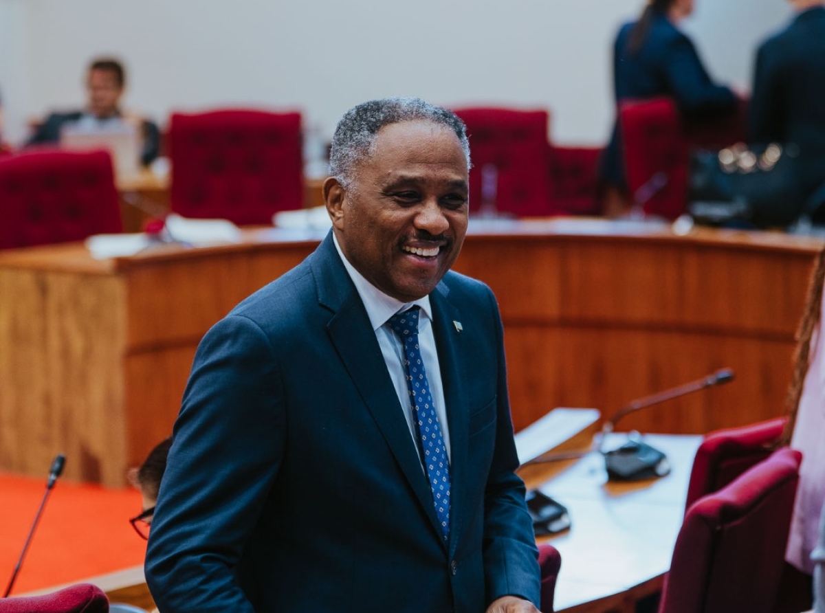 Minister Arthur Dowers y SEPPA a yega na acuerdo pa e trahadornan di Arubus