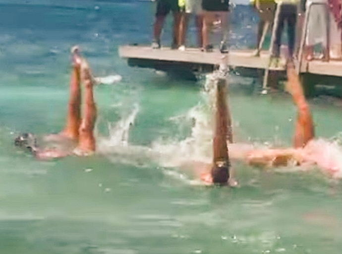 Barracudas a duna tiki show di landamento artistico durante Savaneta Seafood Festival