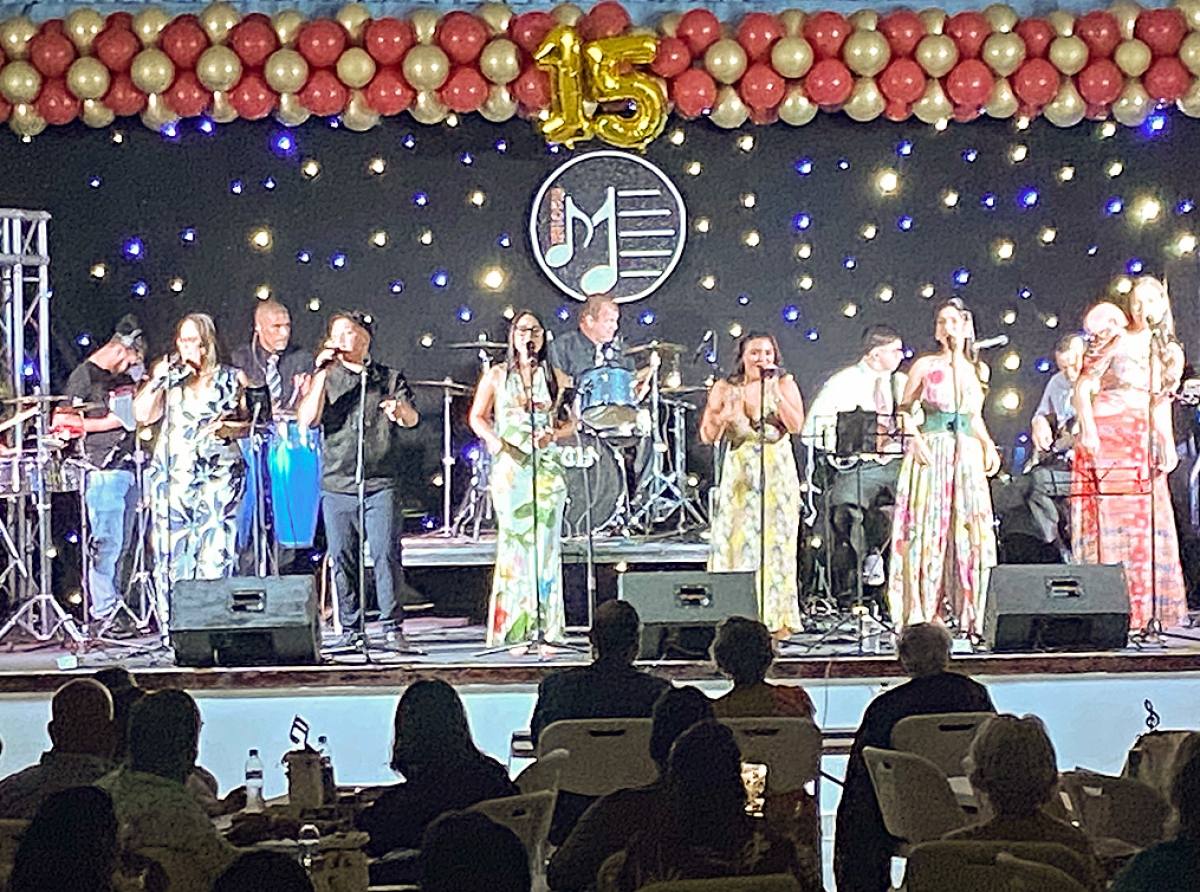 Grupo Melodia cu un concierto espectacular den un sala completamente yen