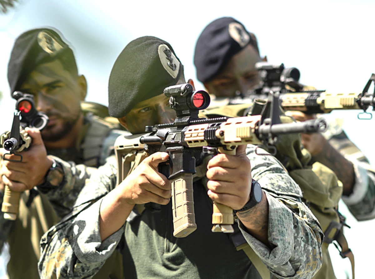 Reclutamento pa entrenamento militar di Aruba a habri bek