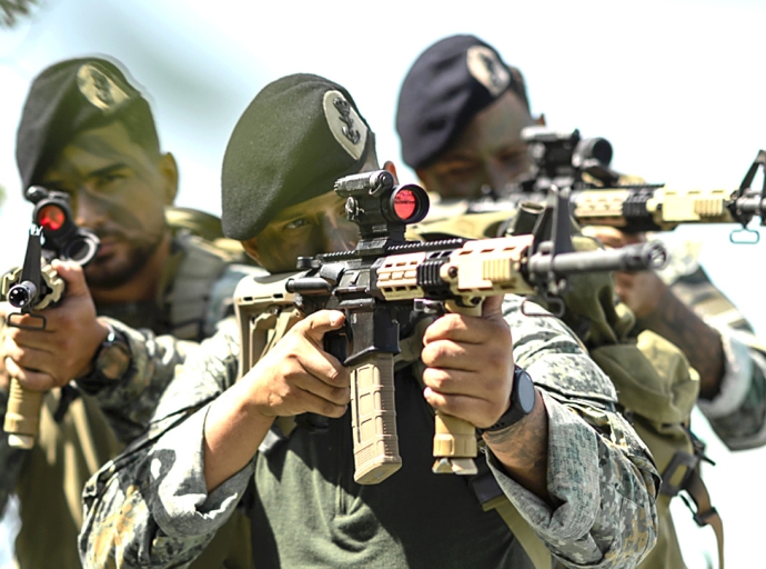 Reclutamento pa entrenamento militar di Aruba a habri bek