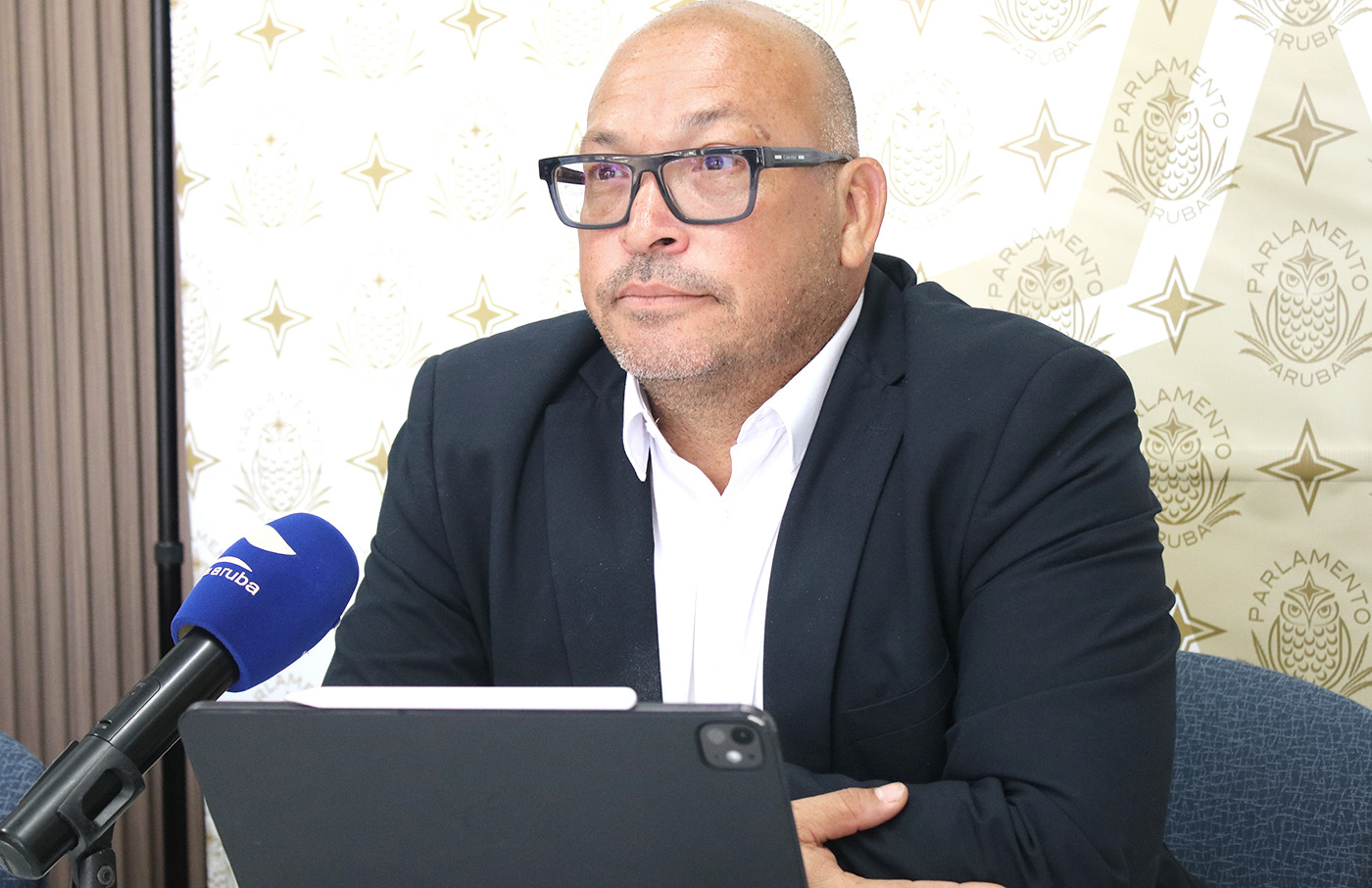 Falta di contesta di Gobierno ta tranca dos iniciativa di ley crucial den Parlamento
