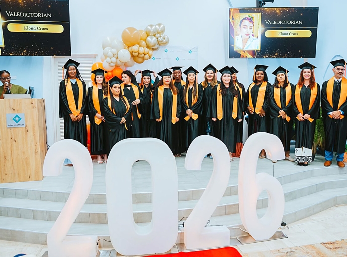Ministro Gerlien Croes na graduacion di OGM na Universidad