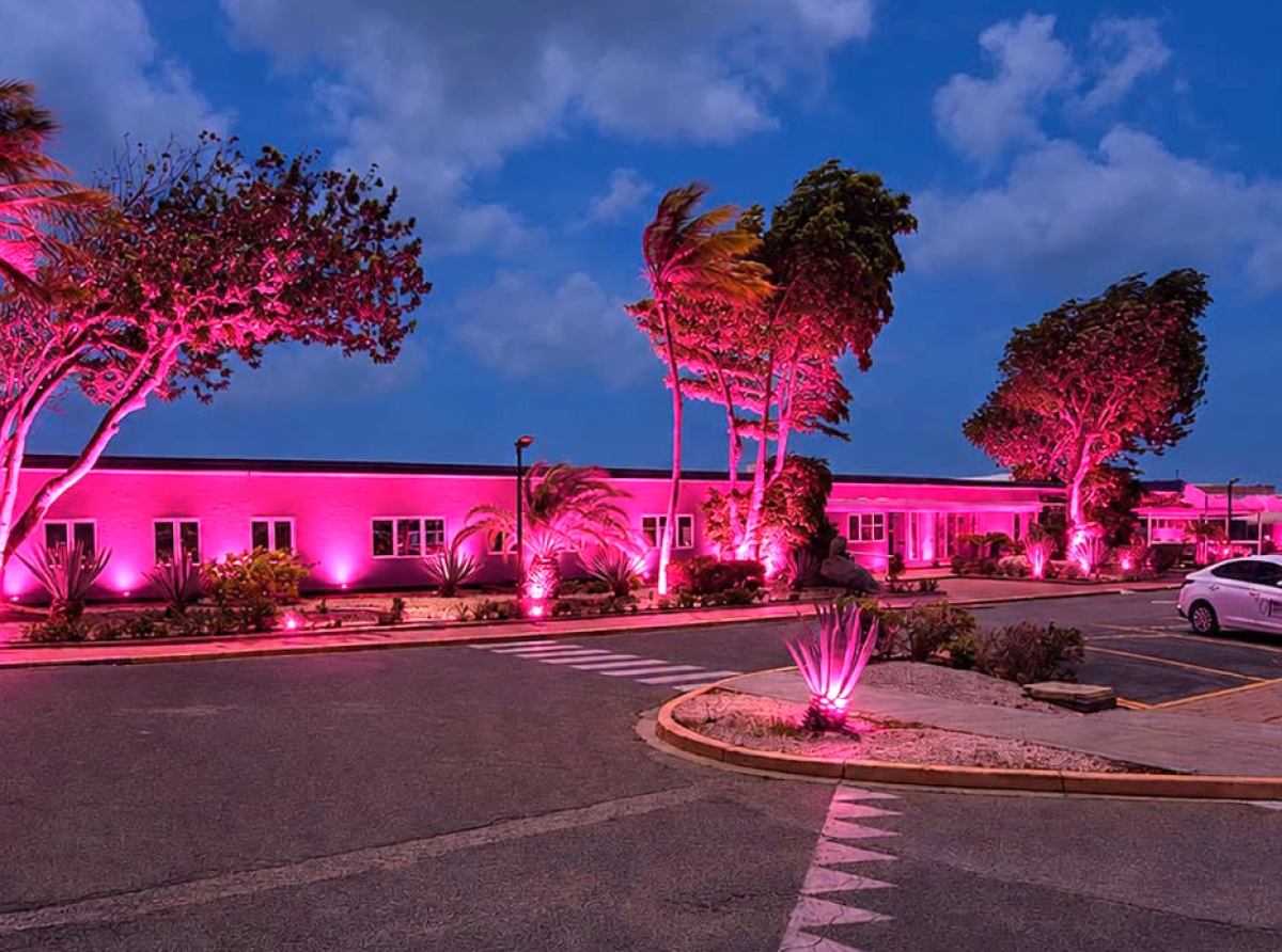 WEB Aruba NV a ilumina nan edificionan y tambe rotonde na color ros