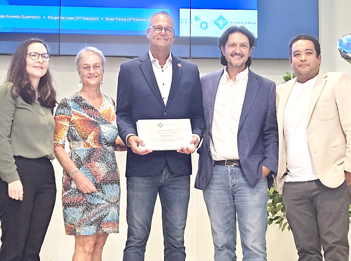 Michel Frank a gradua cu Master in Science na Universidad di Aruba