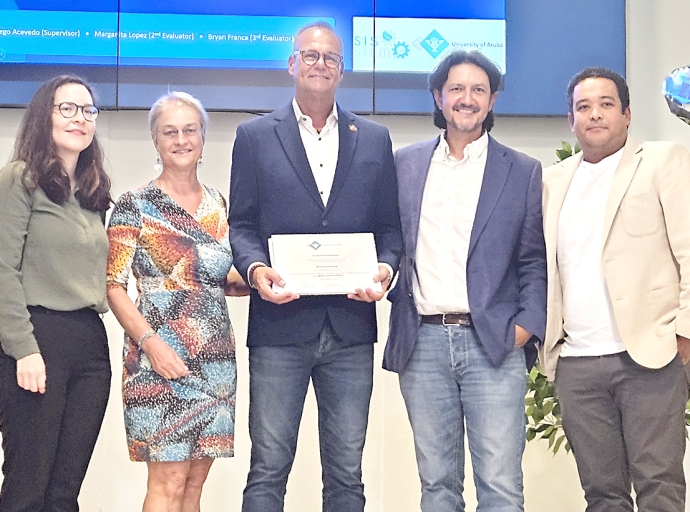 Michel Frank a gradua cu Master in Science na Universidad di Aruba