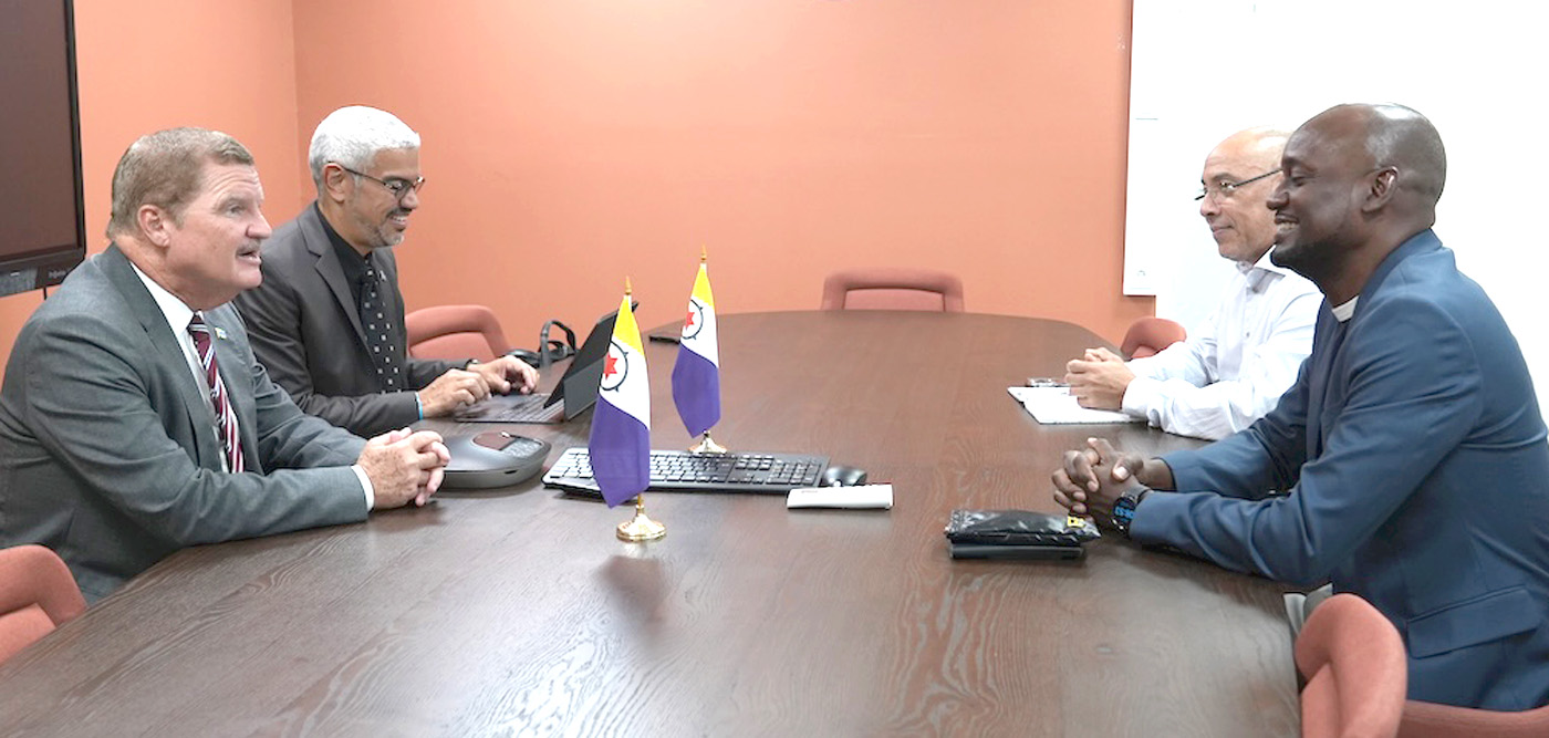 Prome Minister Eman y diputado Dennis Martinus ta sondea posibilidad di coopera den maneho di desperdicio