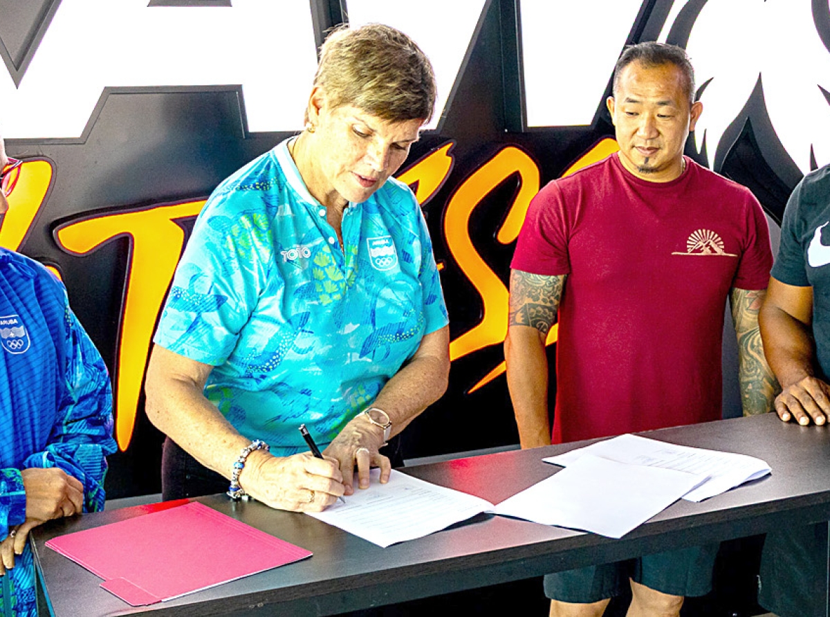 Comite Olimpico Arubano y Raw Fitness ta firma acuerdo di colaboracion