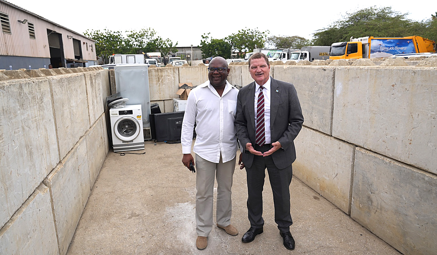 Prome Minister Eman ta explora posibilidad pa establece centro regional di maneho di desperdicio na Aruba