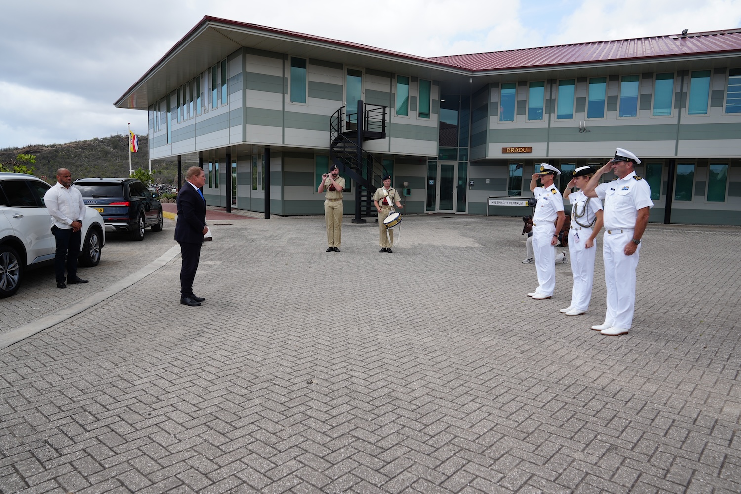 Prome Minister Mike Eman a bishita base di Marina Real Parera na Corsou