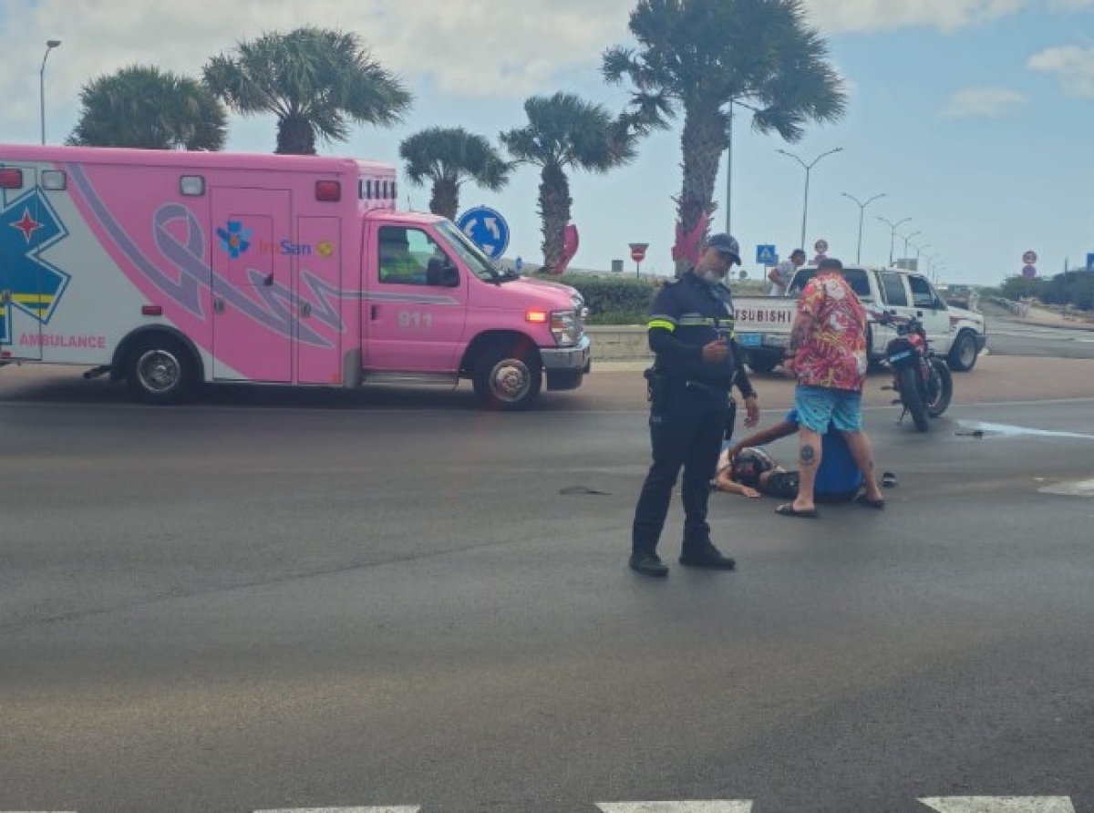 Dama herida den accidente entre van y brommer na rotonde di Balashi